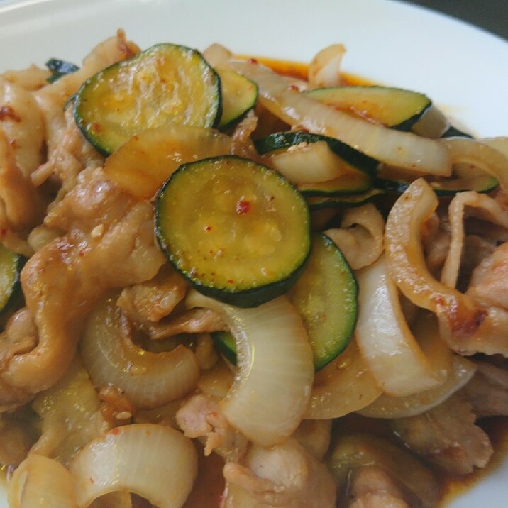 ズッキーニと豚肉炒め(´ 3`)